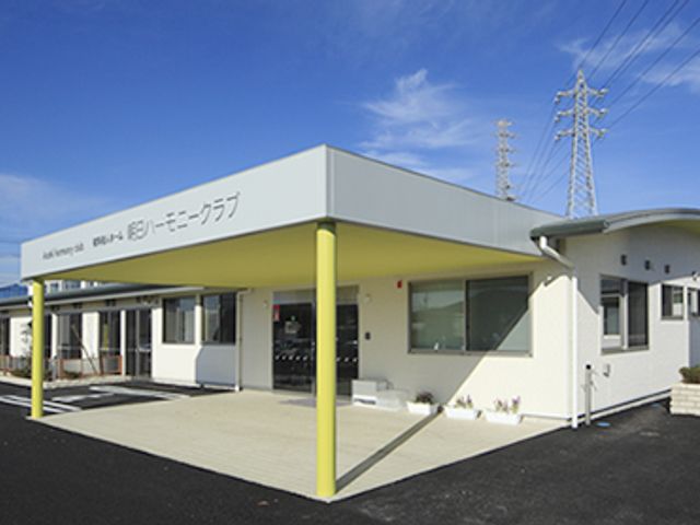 明るい建物の外観 外観 開放感のあるエントランスは、利用者にも働く人にも快適な環境を提供します。