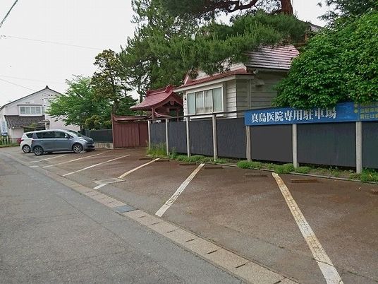 駐車場と建物外観  