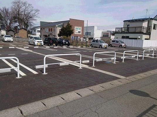 駐車場の屋外通路  