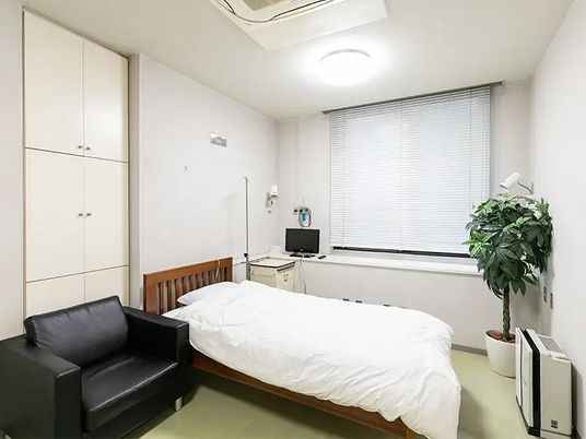 明るい居室の個室  