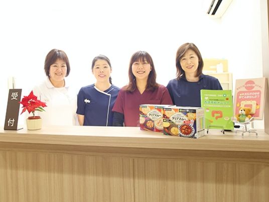 笑顔の受付カウンター  