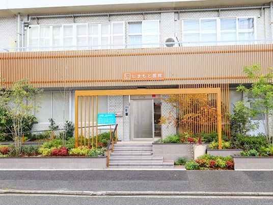 木目調の玄関外観  