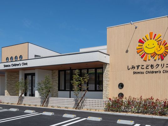 明るい外観の建物  