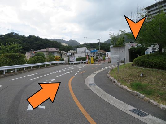 施設入口の道路  