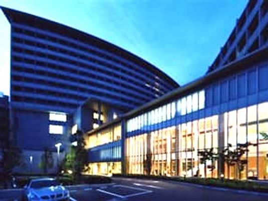 夕暮れの建物外観  