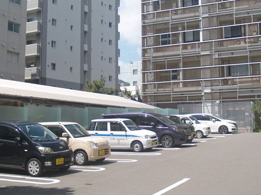 駐車場のある外観  