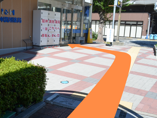 施設の入口前の通路  