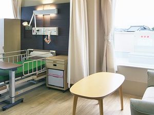 明るい居室のベッド  