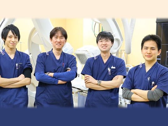 スタッフが並ぶ機能訓練室  