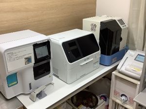 機器が並ぶ作業台  
