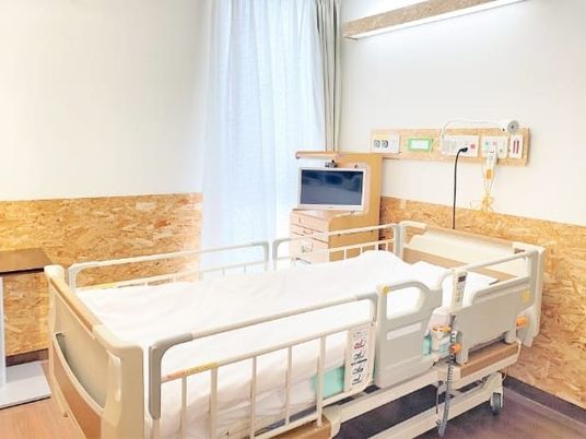 明るい居室のベッド  