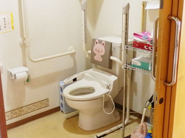 設備充実したトイレ トイレ 使いやすく安全性を考慮したトイレを備え、快適なケア環境を提供しています。働きやすさにも配慮された職場です。