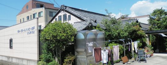 チームワークを大切にする施設外観