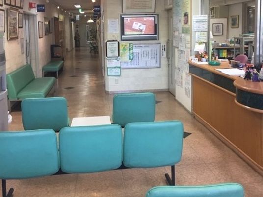 受付と待合のある廊下  