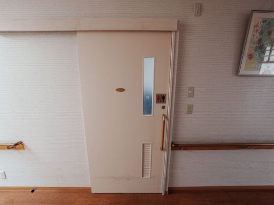 広いドアの廊下
