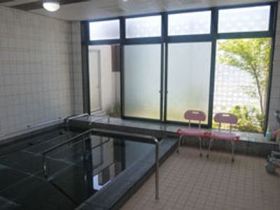 窓から光が差し込む浴室