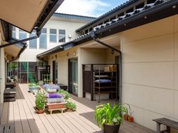 中庭の植物とデッキ