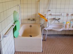 バリアフリーの浴室設備
