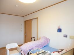 明るい居室の寝具と椅子