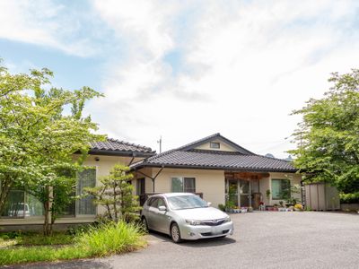 緑に囲まれた明るい外観