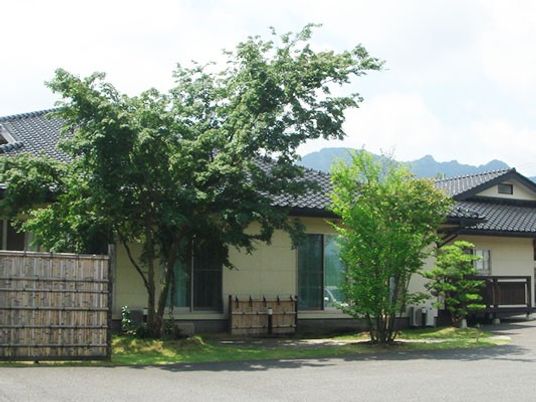 建物と庭の外観  