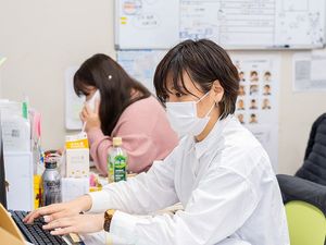 スタッフが働く事務机  