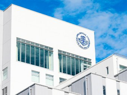 白い建物の外観  