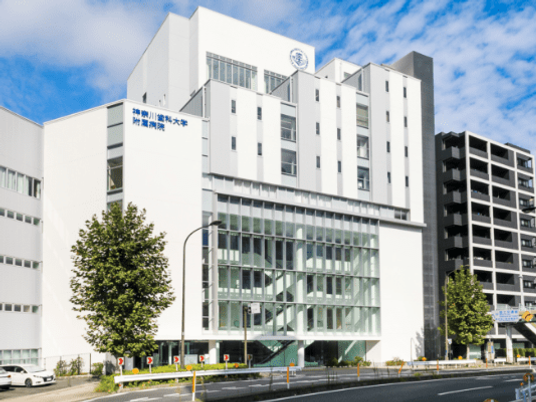 白い建物の外観  