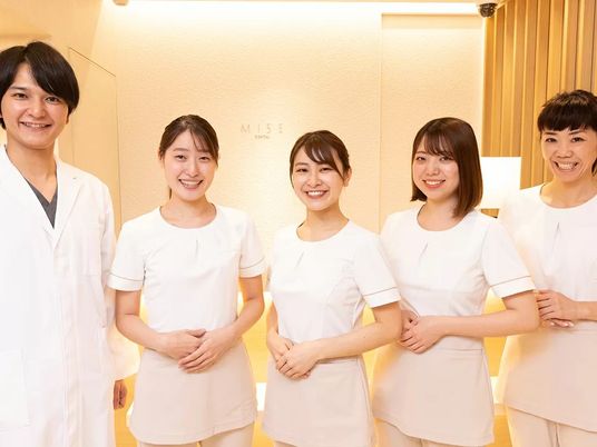 笑顔のスタッフ集合  
