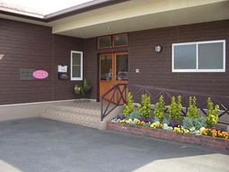 茶色の壁の建物入り口