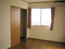 明るい居室の一角