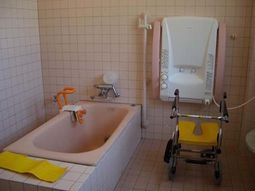 手すり付き浴室設備