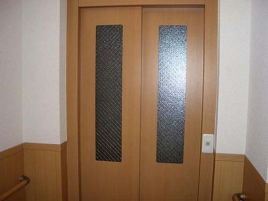 木製のシンプルな扉