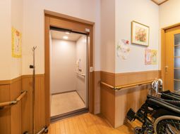 エレベーター付き廊下