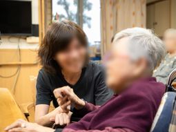手を取り合う人たち