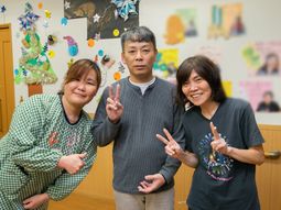 スタッフの笑顔と壁飾り