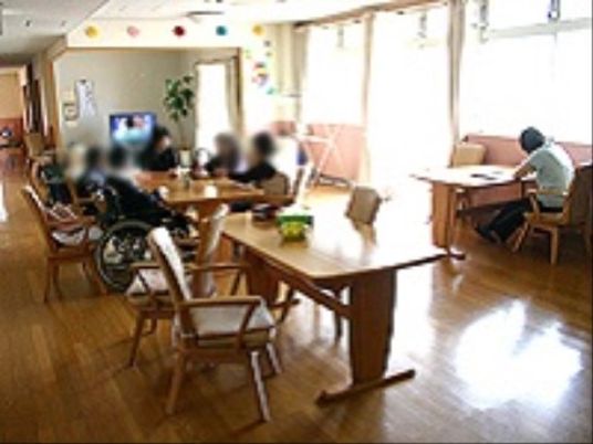 居室で過ごす人々