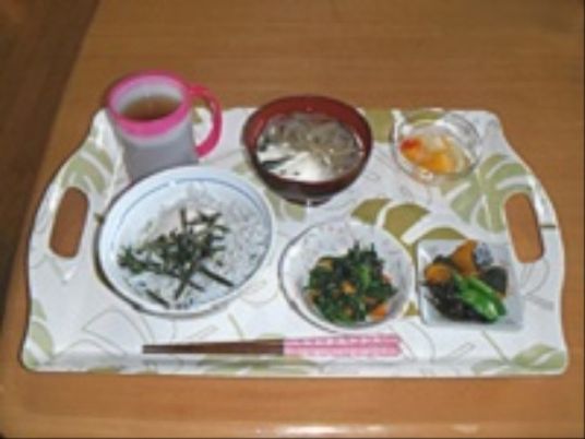 丁寧に用意された食事風景