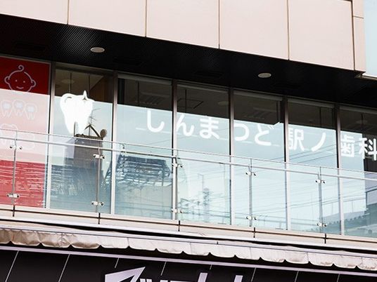 施設の窓外観  