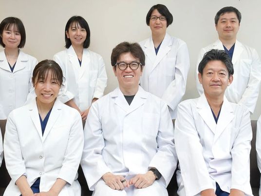 笑顔の職員集合  