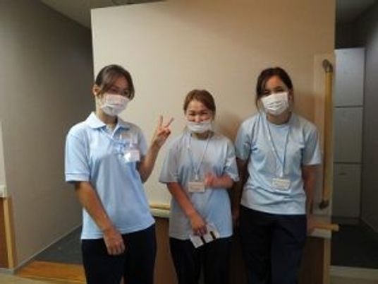 スタッフ3人の廊下  
