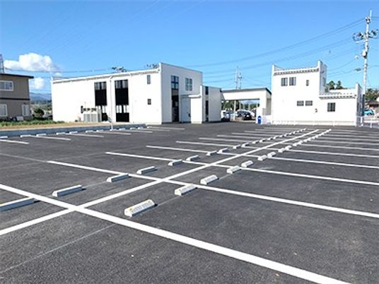 広い駐車場の外観  