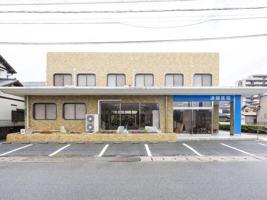 明るい外観の施設  