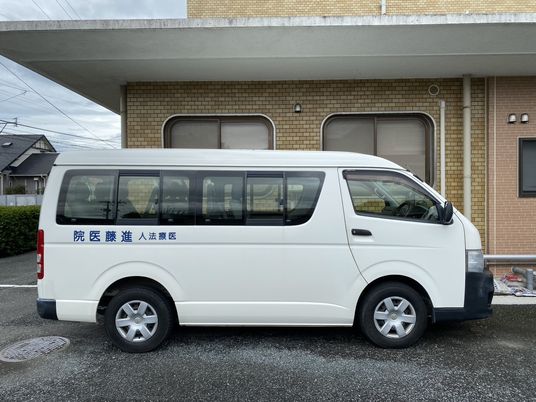 送迎車が停車した外観  