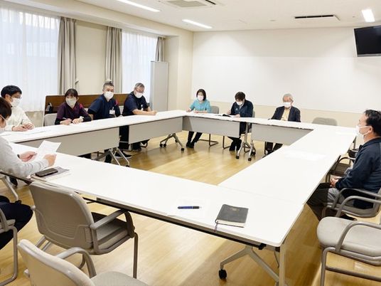 会議中の多目的室  