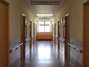 明るい廊下と手すりの並ぶ通路  