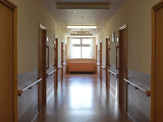 明るい廊下と手すりの並ぶ通路  