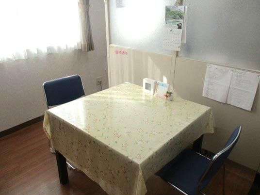 明るい食堂の一角  