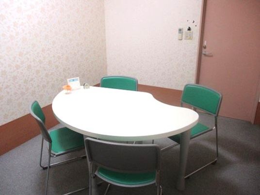 丸いテーブルの休憩室  