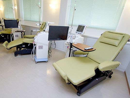 機器が並ぶ明るい機能訓練室  
